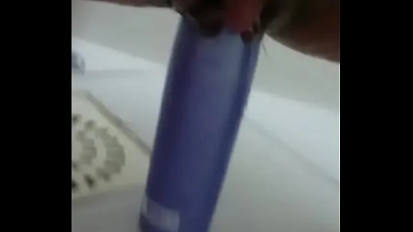 Video klip Stuffing the shampoo into the pussy and the growing clitoris panas