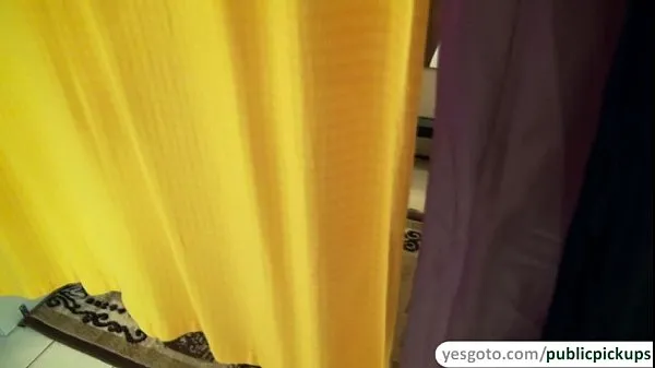 Vídeos de Linda amateur chupa una polla y se la follan en la tienda de ropa clips calientes