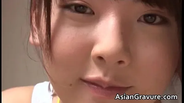 Sıcak Cute japanese chick stripping and posing klip Videolar