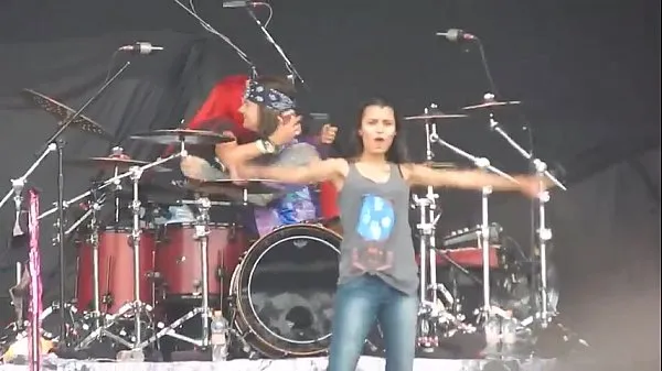 Gorące Girl mostrando peitões no Monster of Rock 2015 klipy Filmy