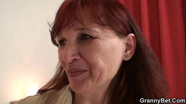 Vidéos Une grand-mère rousse en bas chevauche sa canne clips populaires