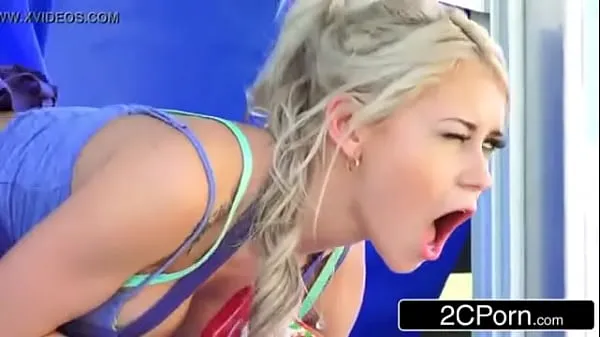 हॉट hot blonde babe serving hot dogs and fucked same time क्लिप वीडियो