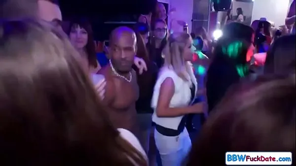 Vroči Chubby Girls Sucking and Fucking at the Club posnetki Video posnetki