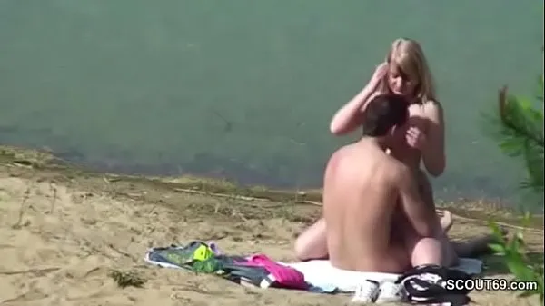 Vídeos Jovem casal fode na praia em Timmendorf e é filmado populares