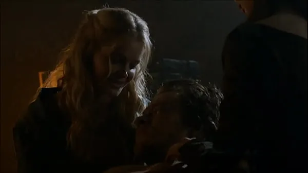 Vídeos de Alfie Allen sexo y castración en Games of Thrones S03E07 clips calientes