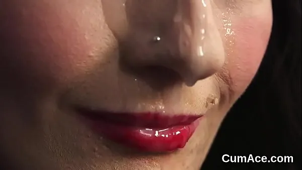 Vídeos Flirty centerfold gets jizz shot on her face eating all the jizz populares