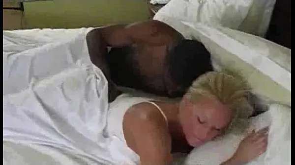 Vídeos de Mi Mamá Rubia Despierta por una Verga Negra Parte 1 clips calientes