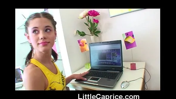 مقاطع فيديو ساخنة Little Caprice fooling around with her laptop