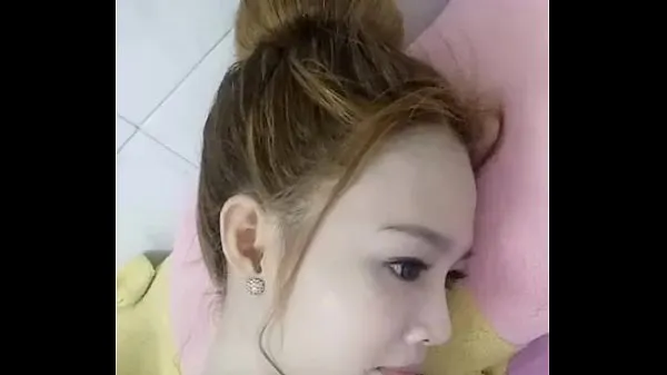 Hot Vietnam Girl Shows Her Boob 2 clips Videos