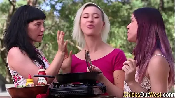 Populaire Lesbian aussie threeway clips Video's