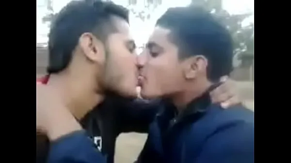 Heiße öffentlichen indischen Kuss College Deep Boys Homosexuell in der LippeClips-Videos