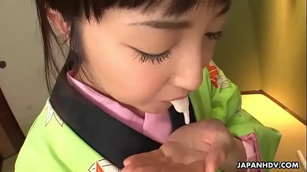 Vroči Asian bitch in a kimono sucking on his erect prick posnetki Video posnetki