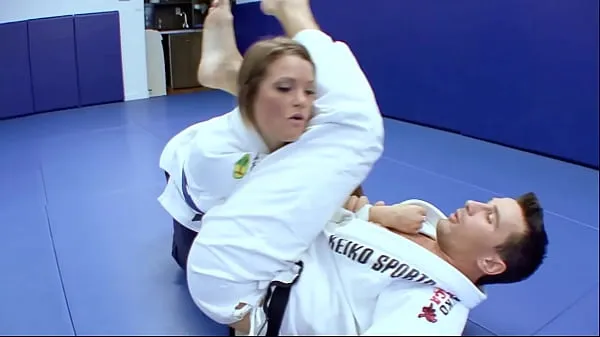 Vídeos de Alumnas cachondas de Karate follan con su entrenador después de una buena sesión de karate clips calientes