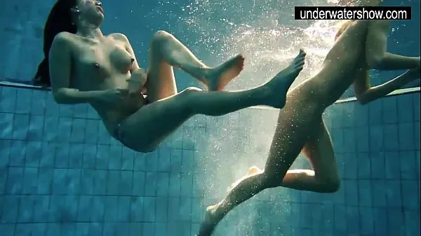 ยอดนิยม Two sexy amateurs showing their bodies off under water คลิปวิดีโอ