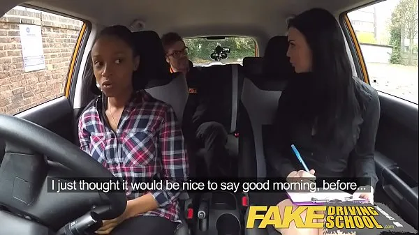 Vídeos de Fake Driving School chica negra tetona no pasa la prueba con examinadora lesbiana clips calientes