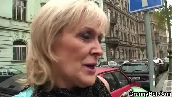 Vroči Old granny prostitute takes it from behind posnetki Video posnetki