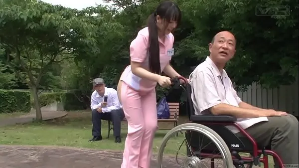 Video klip Subtitled bizarre Japanese half naked caregiver outdoors panas