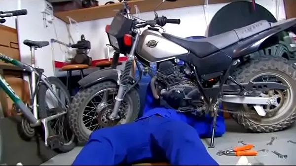 She helps the mechanic giving a blow job clip hấp dẫn Video