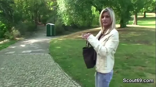 Due ragazzi seducono la ragazza sconosciuta a scopare nel parco per soldiclip video hot