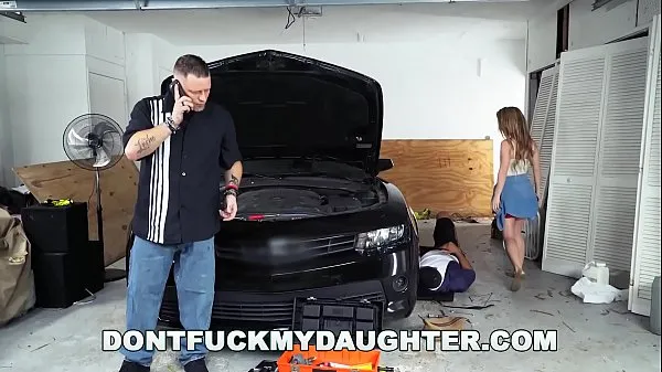 Vroči 18yo Teen Lilly Ford Fucks 's Mechanic Friend (dfmd15754 posnetki Video posnetki