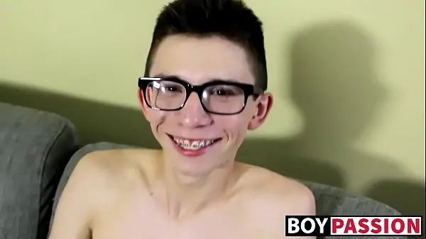 Vídeos de Twink nerd Cameron Hilander levantando su gran polla rígida clips calientes