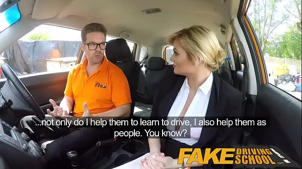 Горячие Fake Driving Шикарная возбужденная грудастая экзаменатор глотает большую порцию спермы клипы Видео