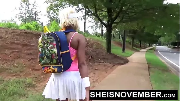 Vídeos de Una hermosa chica negra hace felación, sexo oral, con sus grandes pechos y pezones en público, y luego expone sus bragas mientras camina en público. Nombre-Sheisnovember clips calientes