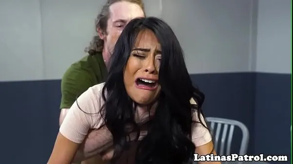 Hotte Latina immigrant sucks the US border patrol klip videoer