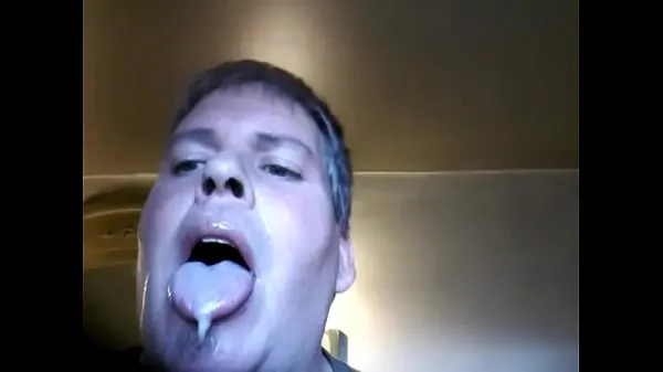 Vídeos de Faggot eating loads of his own cum clips calientes