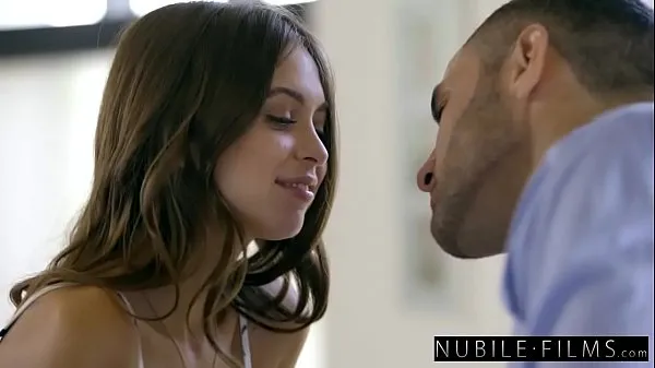 Vroči NubileFilms - Girlfriend Cheats And Squirts On Cock posnetki Video posnetki