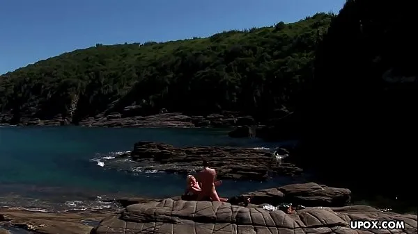 Vídeos Loira goza de dupla penetração de galos grandes na praia populares
