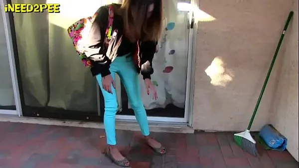 Vidéos Nouvelles filles pissent leur pantalon en public réel mouillant 2018 clips populaires