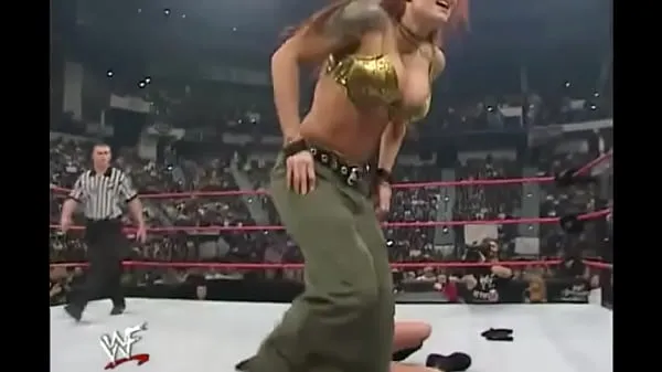 Vidéos WWE Diva Trish Stratus Stripped To Bra & Panties (Raw 10-23-2000 clips populaires