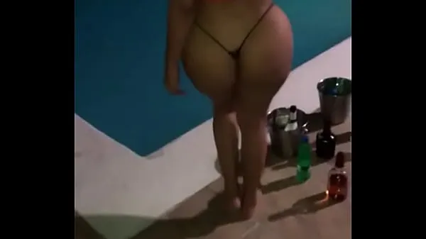 Горячие Доминиканка с большой задницей танцует очень сексуально в бассейне без колясок клипы Видео