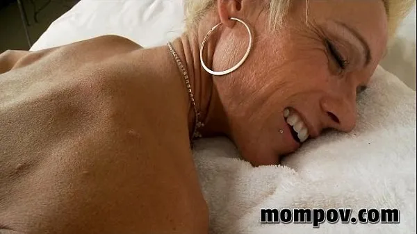 Populaire mature milf gets cumshot on her ass clips Video's