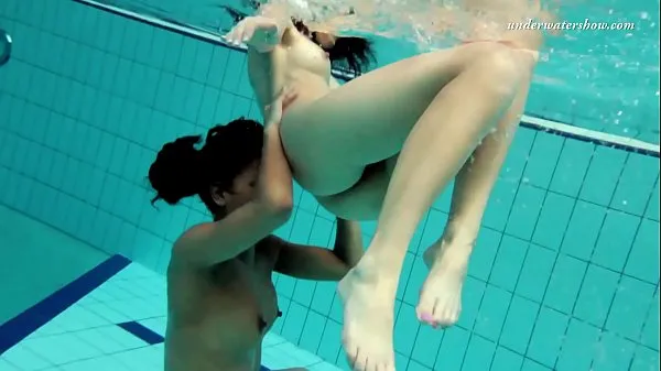 Vidéos Deux lesbiennes sexy dans la piscine clips populaires