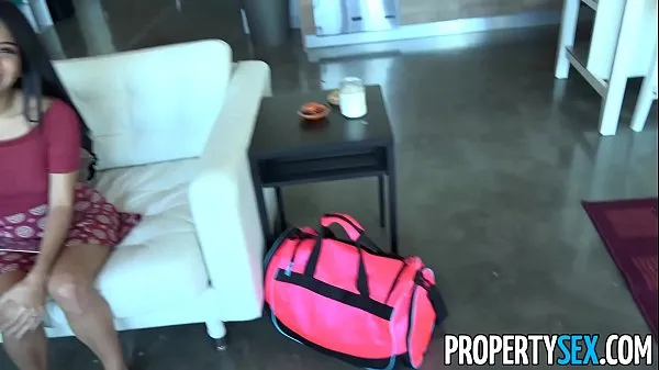 Горячие PropertySex - возбужденная женщина, занимающаяся серфингом на диване, использует хозяина-мужчину клипы Видео