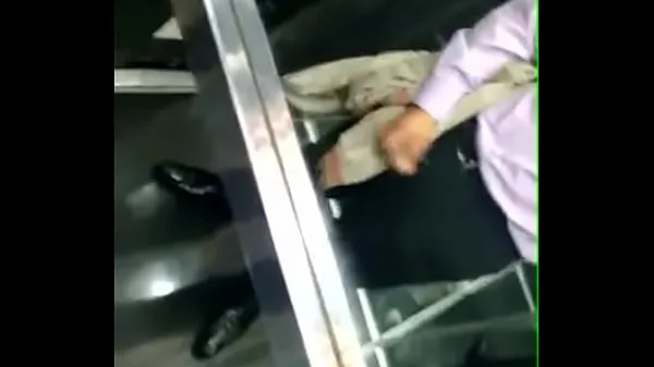 ホットな Masturbating in the elevator クリップのビデオ