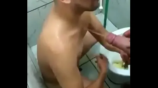 Горячие Принимая ванну с мочой своего парня (моча клипы Видео