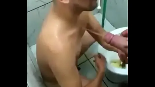 Tomando banho de mijo da namorado (pissclip video hot