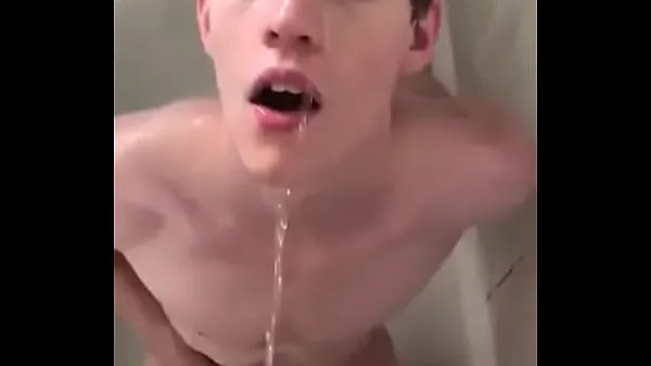 Горячие Молодой парень дрочит и принимает ванну с мочой (ссать клипы Видео