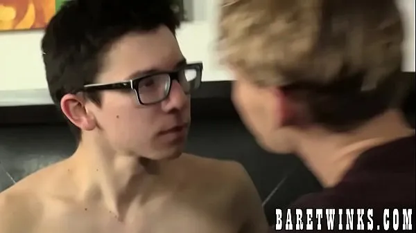 Ragazzo nerd schizza mentre è senza bareclip video hot