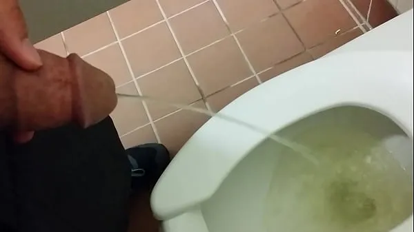 Heta Pissing in another public toilet klipp Videor