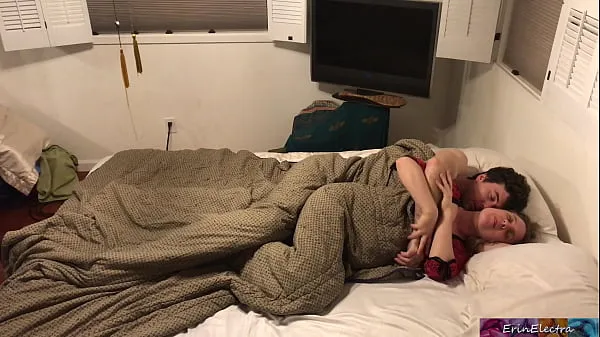 Populaire Stepson and stepmom get in bed together and fuck while visiting family - Erin Electra clips Video's
