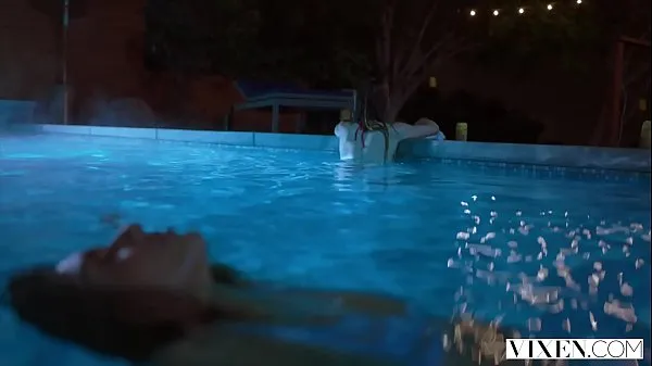 Vidéos VIXEN Janice Griffith et Ivy Wolfe se faufilent dans la cour pour s'amuser au bord de la piscine clips populaires