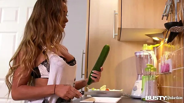 हॉट Busty seduction in kitchen makes Amanda Rendall fill her pink with veggies क्लिप वीडियो