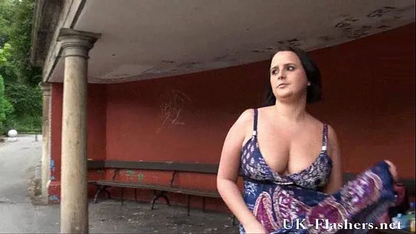 Vídeos A gata amadora gordinha Sarah Jane nua em Preston e piscando populares