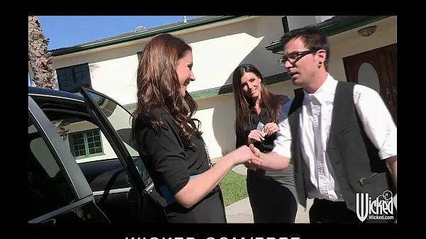 हॉट Pair of sisters bribe their car salesman into a threesome क्लिप वीडियो