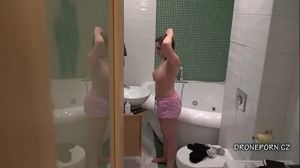 Vroči Bella in the bathroom - Hidden cam posnetki Video posnetki