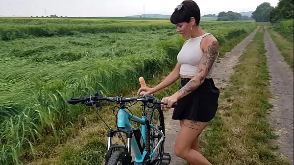 Hotte Premiere! Bicycle fucked in public horny klip videoer